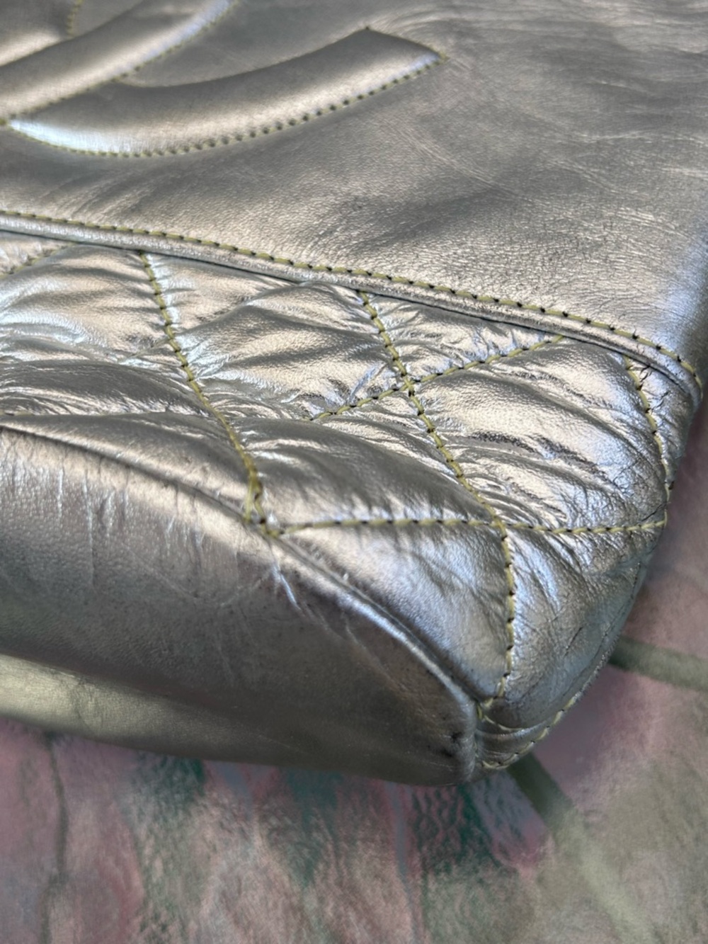 Quality quilted silver Leather tote - Picture 4 of 6